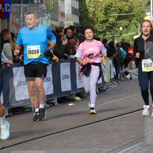 05.10.2025 - 20. swb-Marathon Bremen Strokosch-Dieckow http://msf.ph/oto/9257918 05.10.2025 11:04:07 Ziel 7123, 7789, 9275, 10098, 10853, 11001, 11077, 11102, 11611, 11685 meine-sportfotos.de