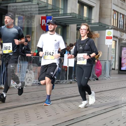 05.10.2025 - 20. swb-Marathon Bremen Strokosch-Dieckow http://msf.ph/oto/9257928 05.10.2025 10:58:40 Ziel 9219, 9349, 9518, 9542, 9601, 9692, 9847, 9977, 10039, 10080, 10143, 10263, 10353, 10357, 10560, 10588, 10594, 10607, 11290, 11483, 11612, 11651, 9219, 9349, 9518, 9542, 9601, 9692, 9847, 9977, 10039, 10080, 10143, 10263, 10353, 10357, 10560, 10588, 10594, 10607, 11290, 11483, 11612, 11651 meine-sportfotos.de