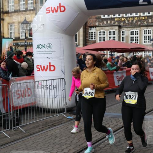 05.10.2025 - 20. swb-Marathon Bremen Yannick Fuchs http://msf.ph/oto/9257938 05.10.2025 11:16:33 Ziel 10023, 10083, 10379, 10450, 11029, 11358, 11404 meine-sportfotos.de