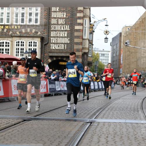 05.10.2025 - 20. swb-Marathon Bremen Yannick Fuchs http://msf.ph/oto/9257945 05.10.2025 10:47:30 Ziel 9428, 9670, 10637, 10667, 11498, 11705, 11742 meine-sportfotos.de