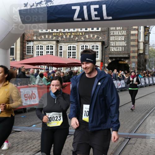 05.10.2025 - 20. swb-Marathon Bremen Yannick Fuchs http://msf.ph/oto/9257957 05.10.2025 11:16:33 Ziel 10023, 10083, 10379, 10450, 11029, 11358, 11404 meine-sportfotos.de