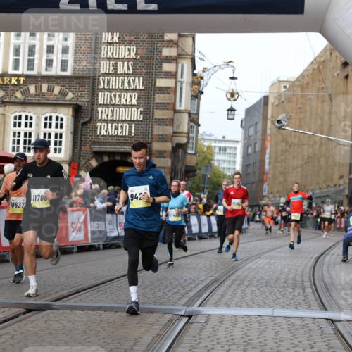 05.10.2025 - 20. swb-Marathon Bremen Yannick Fuchs http://msf.ph/oto/9257974 05.10.2025 10:47:30 Ziel 9428, 9670, 10637, 10667, 11498, 11705, 11742 meine-sportfotos.de