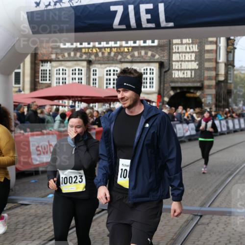 05.10.2025 - 20. swb-Marathon Bremen Yannick Fuchs http://msf.ph/oto/9257975 05.10.2025 11:16:33 Ziel 10023, 10083, 10379, 10450, 11029, 11358, 11404 meine-sportfotos.de