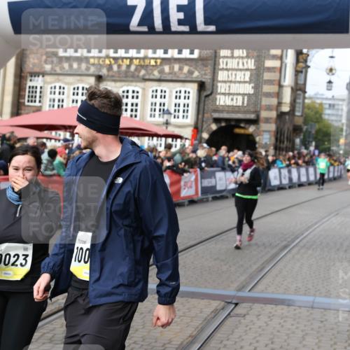 05.10.2025 - 20. swb-Marathon Bremen Yannick Fuchs http://msf.ph/oto/9257984 05.10.2025 11:16:34 Ziel 10023, 10083, 10379, 10450, 11029, 11358, 11404 meine-sportfotos.de