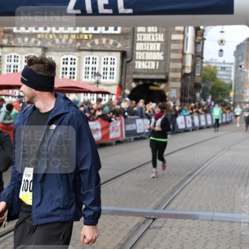 05.10.2025 - 20. swb-Marathon Bremen Yannick Fuchs http://msf.ph/oto/9257995 05.10.2025 11:16:34 Ziel 10023, 10083, 10379, 10450, 11029, 11358, 11404 meine-sportfotos.de