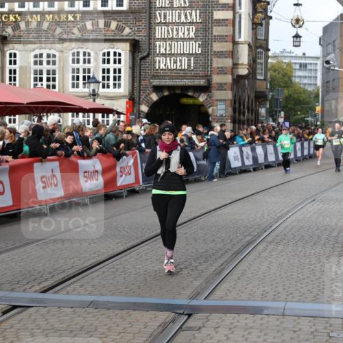 05.10.2025 - 20. swb-Marathon Bremen Yannick Fuchs http://msf.ph/oto/9258056 05.10.2025 11:16:35 Ziel 10023, 10083, 10379, 10450, 11029, 11358, 11404 meine-sportfotos.de