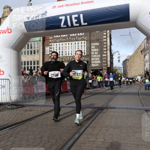 05.10.2025 - 20. swb-Marathon Bremen Yannick Fuchs http://msf.ph/oto/9258061 05.10.2025 10:56:05 Ziel 7147, 9871, 10015, 10610, 10654, 10758, 10921, 11052, 11148, 11439 meine-sportfotos.de