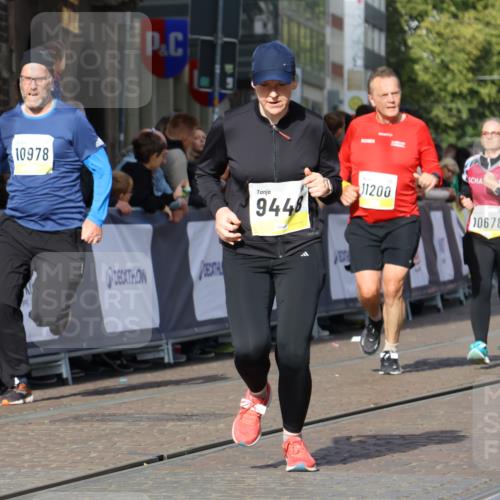 05.10.2025 - 20. swb-Marathon Bremen Strokosch-Dieckow http://msf.ph/oto/9258070 05.10.2025 11:04:16 Ziel 9448, 9537, 9684, 10098, 10678, 11200, 11685 meine-sportfotos.de