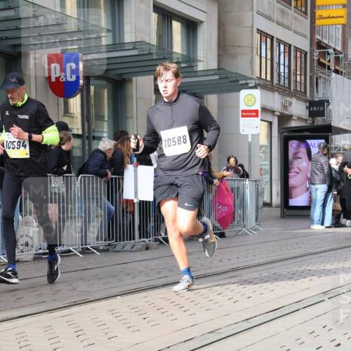 05.10.2025 - 20. swb-Marathon Bremen Strokosch-Dieckow http://msf.ph/oto/9258087 05.10.2025 10:58:46 Ziel 9219, 9349, 9454, 9508, 9518, 9542, 9601, 9692, 9847, 9977, 10039, 10080, 10143, 10200, 10274, 10353, 10357, 10588, 10594, 10607, 11207, 11400, 11612, 9219, 9349, 9454, 9508, 9518, 9542, 9601, 9692, 9847, 9977, 10039, 10080, 10143, 10200, 10274, 10353, 10357, 10588, 10594, 10607, 11207, 11400, 11612 meine-sportfotos.de