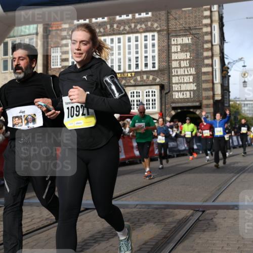 05.10.2025 - 20. swb-Marathon Bremen Yannick Fuchs http://msf.ph/oto/9258102 05.10.2025 10:56:06 Ziel 7147, 9871, 9950, 10015, 10610, 10654, 10758, 10921, 10959, 11148, 11439 meine-sportfotos.de