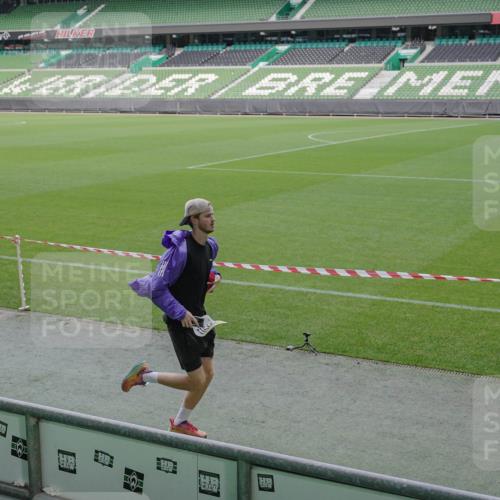 05.10.2025 - 20. swb-Marathon Bremen Michael Burmester http://msf.ph/oto/9258118 05.10.2025 10:45:39 Laufen im Stadion 7109, 7110, 8476, 9203, 9242, 9420, 9441, 9465, 9643, 9756, 9838, 10000, 10023, 10083, 10186, 10201, 10282, 10292, 10472, 10496, 10575, 10602, 10622, 10671, 10728, 10752, 10759, 10808, 10842, 10957, 10976, 11020, 11029, 11036, 11068, 11085, 11139, 11264, 11332, 11375, 11438, 11541, 9264, 9342, 9567, 9767, 9768, 9899, 9948, 9970, 10114, 10115, 10190, 10339, 10340, 10379, 10647, 10846, 11060, 11117, 11118, 11293, 11367, 11378, 11557 meine-sportfotos.de