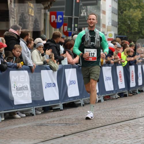 05.10.2025 - 20. swb-Marathon Bremen Strokosch-Dieckow http://msf.ph/oto/9258124 05.10.2025 12:55:27 Ziel 1443, 1907, 1912, 6444 meine-sportfotos.de