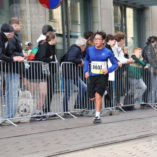 05.10.2025 - 20. swb-Marathon Bremen Strokosch-Dieckow http://msf.ph/oto/9258144 05.10.2025 10:58:48 Ziel 9183, 9219, 9454, 9508, 9518, 9542, 9601, 9692, 9847, 9977, 10039, 10143, 10200, 10274, 10353, 10357, 10407, 10588, 10594, 10607, 11006, 11007, 11207, 11400, 11612, 9183, 9219, 9454, 9508, 9518, 9542, 9601, 9692, 9847, 9977, 10039, 10143, 10200, 10274, 10353, 10357, 10407, 10588, 10594, 10607, 11006, 11007, 11207, 11400, 11612 meine-sportfotos.de