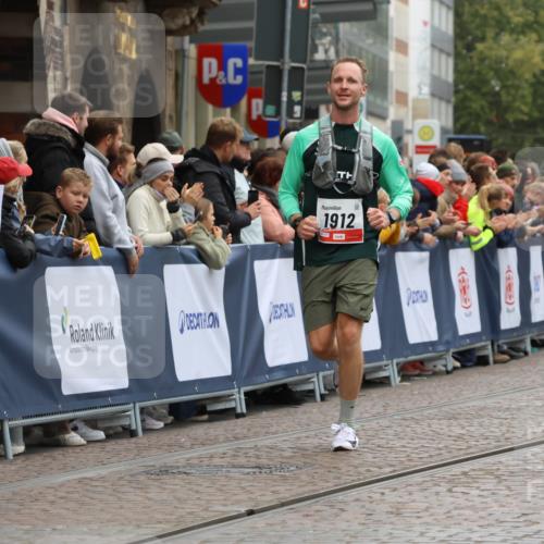 05.10.2025 - 20. swb-Marathon Bremen Strokosch-Dieckow http://msf.ph/oto/9258156 05.10.2025 12:55:27 Ziel 1443, 1907, 1912, 6444 meine-sportfotos.de