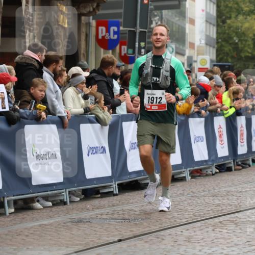 05.10.2025 - 20. swb-Marathon Bremen Strokosch-Dieckow http://msf.ph/oto/9258180 05.10.2025 12:55:27 Ziel 1443, 1907, 1912, 6444 meine-sportfotos.de