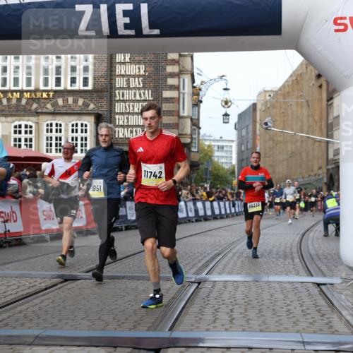 05.10.2025 - 20. swb-Marathon Bremen Yannick Fuchs http://msf.ph/oto/9258181 05.10.2025 10:47:34 Ziel 9244, 9428, 9670, 10319, 10637, 10667, 10951, 11498, 11705, 11742 meine-sportfotos.de