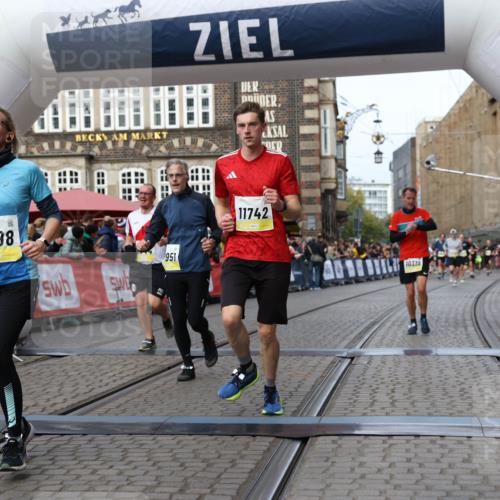 05.10.2025 - 20. swb-Marathon Bremen Yannick Fuchs http://msf.ph/oto/9258190 05.10.2025 10:47:35 Ziel 9244, 9428, 10319, 10637, 10667, 10951, 11498, 11705, 11742 meine-sportfotos.de