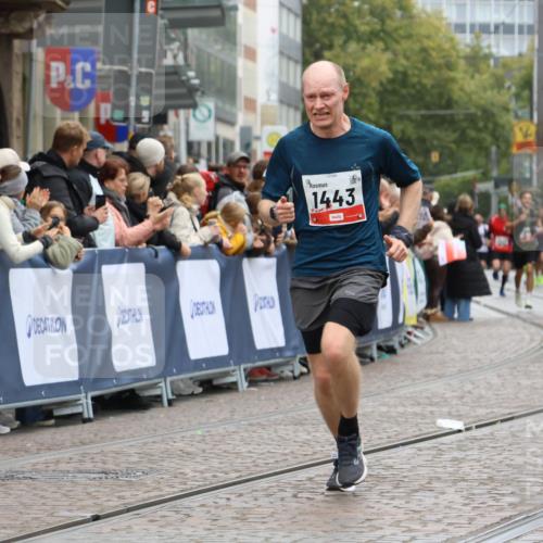 05.10.2025 - 20. swb-Marathon Bremen Strokosch-Dieckow http://msf.ph/oto/9258200 05.10.2025 12:55:29 Ziel 1443, 1907, 1912, 6075 meine-sportfotos.de