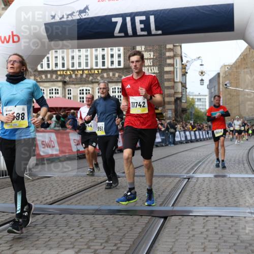 05.10.2025 - 20. swb-Marathon Bremen Yannick Fuchs http://msf.ph/oto/9258202 05.10.2025 10:47:35 Ziel 9244, 9428, 10319, 10637, 10667, 10951, 11498, 11705, 11742 meine-sportfotos.de