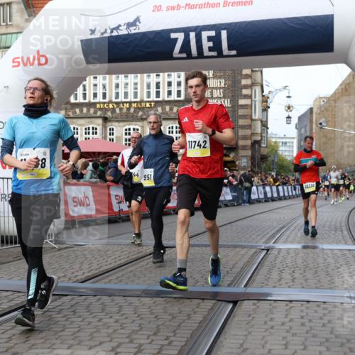 05.10.2025 - 20. swb-Marathon Bremen Yannick Fuchs http://msf.ph/oto/9258206 05.10.2025 10:47:35 Ziel 9244, 9428, 10319, 10637, 10667, 10951, 11498, 11705, 11742 meine-sportfotos.de