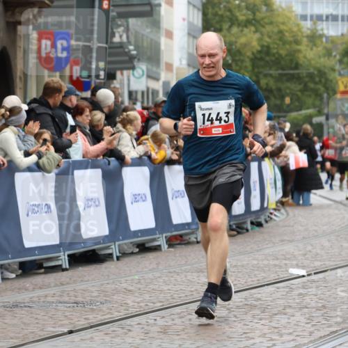 05.10.2025 - 20. swb-Marathon Bremen Strokosch-Dieckow http://msf.ph/oto/9258221 05.10.2025 12:55:29 Ziel 1443, 1907, 1912, 6075 meine-sportfotos.de