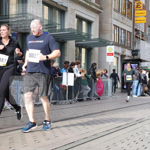 05.10.2025 - 20. swb-Marathon Bremen Strokosch-Dieckow http://msf.ph/oto/9258228 05.10.2025 10:58:51 Ziel 9183, 9219, 9454, 9508, 9635, 9692, 9847, 9977, 10039, 10143, 10200, 10274, 10353, 10357, 10407, 10588, 10594, 10607, 11006, 11007, 11207, 11400, 9183, 9219, 9454, 9508, 9635, 9692, 9847, 9977, 10039, 10143, 10200, 10274, 10353, 10357, 10407, 10588, 10594, 10607, 11006, 11007, 11207, 11400 meine-sportfotos.de