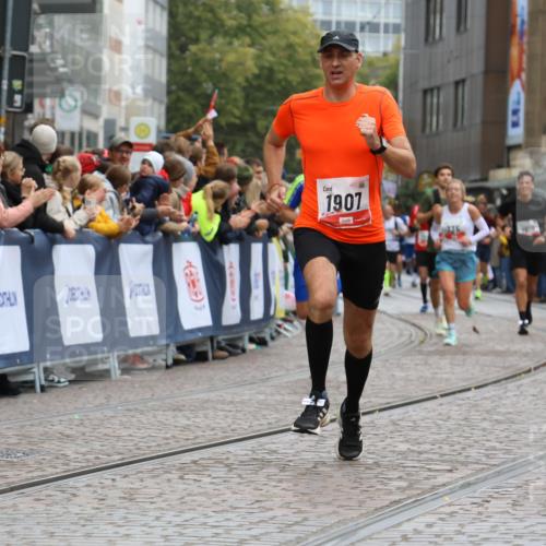05.10.2025 - 20. swb-Marathon Bremen Strokosch-Dieckow http://msf.ph/oto/9258243 05.10.2025 12:55:34 Ziel 735, 1907, 6075 meine-sportfotos.de