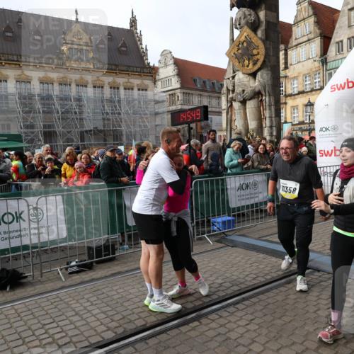05.10.2025 - 20. swb-Marathon Bremen Yannick Fuchs http://msf.ph/oto/9258266 05.10.2025 11:16:39 Ziel 9563, 11358, 11404 meine-sportfotos.de