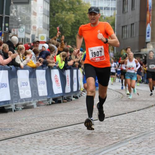 05.10.2025 - 20. swb-Marathon Bremen Strokosch-Dieckow http://msf.ph/oto/9258276 05.10.2025 12:55:34 Ziel 735, 1907, 6075 meine-sportfotos.de