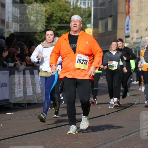 05.10.2025 - 20. swb-Marathon Bremen Strokosch-Dieckow http://msf.ph/oto/9258279 05.10.2025 11:04:27 Ziel 8111, 9394, 9610, 10278, 10439, 10483, 10531, 10956, 11044, 11704 meine-sportfotos.de