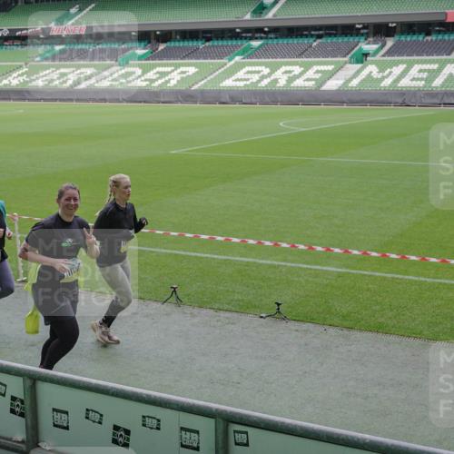 05.10.2025 - 20. swb-Marathon Bremen Michael Burmester http://msf.ph/oto/9258287 05.10.2025 10:45:59 Laufen im Stadion 7014, 7410, 9203, 9301, 9420, 9465, 9643, 9838, 9869, 10000, 10023, 10083, 10186, 10201, 10220, 10312, 10450, 10465, 10472, 10496, 10564, 10575, 10602, 10728, 10736, 10759, 10949, 10976, 11020, 11029, 11036, 11068, 11082, 11107, 11182, 11332, 11358, 11438, 11541, 7109, 7110, 8476, 9242, 9441, 9756, 10000, 10282, 10292, 10622, 10671, 10752, 10808, 10842, 10957, 11085, 11139, 11264, 11375 meine-sportfotos.de