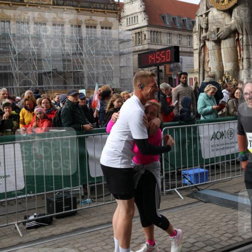 05.10.2025 - 20. swb-Marathon Bremen Yannick Fuchs http://msf.ph/oto/9258297 05.10.2025 11:16:39 Ziel 9563, 11358, 11404 meine-sportfotos.de