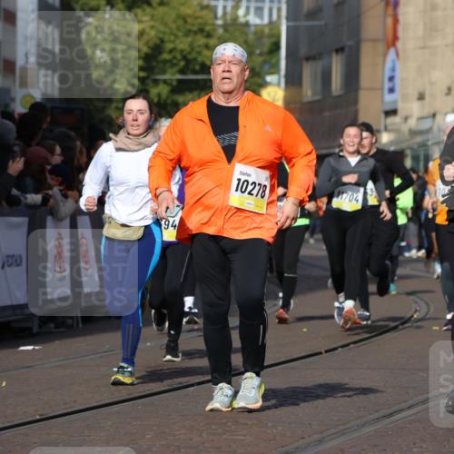 05.10.2025 - 20. swb-Marathon Bremen Strokosch-Dieckow http://msf.ph/oto/9258300 05.10.2025 11:04:27 Ziel 8111, 9394, 9610, 10278, 10439, 10483, 10531, 10956, 11044, 11704 meine-sportfotos.de