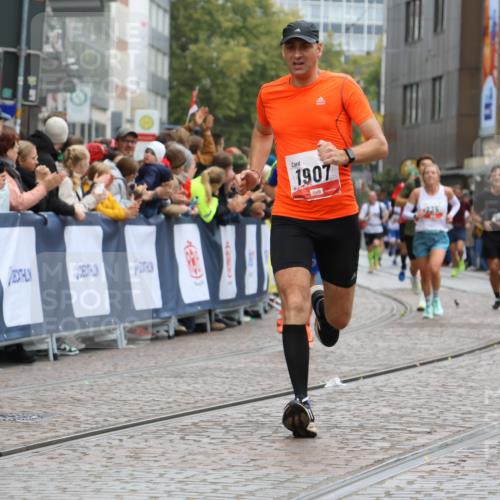 05.10.2025 - 20. swb-Marathon Bremen Strokosch-Dieckow http://msf.ph/oto/9258308 05.10.2025 12:55:34 Ziel 735, 1907, 6075 meine-sportfotos.de