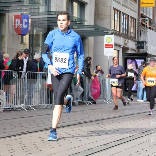 05.10.2025 - 20. swb-Marathon Bremen Strokosch-Dieckow http://msf.ph/oto/9258314 05.10.2025 10:58:55 Ziel 9183, 9219, 9454, 9508, 9635, 9692, 10039, 10143, 10200, 10274, 10353, 10357, 10391, 10407, 10594, 10607, 11006, 11007, 11207, 11400, 11728, 9183, 9219, 9454, 9508, 9635, 9692, 10039, 10143, 10200, 10274, 10353, 10357, 10391, 10407, 10594, 10607, 11006, 11007, 11207, 11400, 11728 meine-sportfotos.de