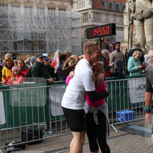 05.10.2025 - 20. swb-Marathon Bremen Yannick Fuchs http://msf.ph/oto/9258322 05.10.2025 11:16:39 Ziel 9563, 11358, 11404 meine-sportfotos.de