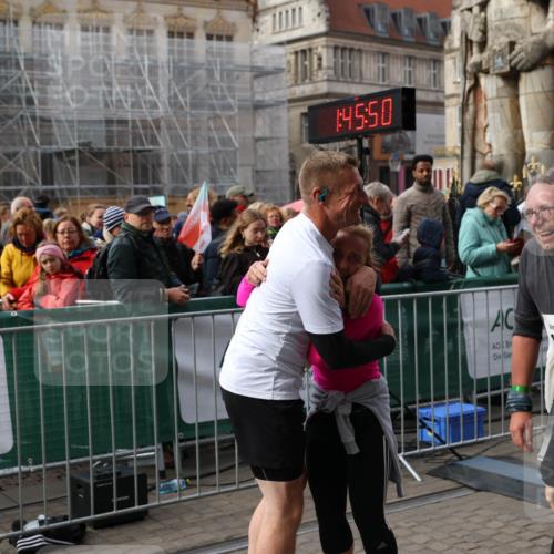 05.10.2025 - 20. swb-Marathon Bremen Yannick Fuchs http://msf.ph/oto/9258331 05.10.2025 11:16:39 Ziel 9563, 11358, 11404 meine-sportfotos.de