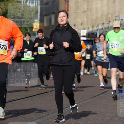 05.10.2025 - 20. swb-Marathon Bremen Strokosch-Dieckow http://msf.ph/oto/9258341 05.10.2025 11:04:29 Ziel 8111, 9394, 9610, 10278, 10439, 10483, 10531, 10674, 10869, 10956, 11044, 11196, 11542, 11704 meine-sportfotos.de