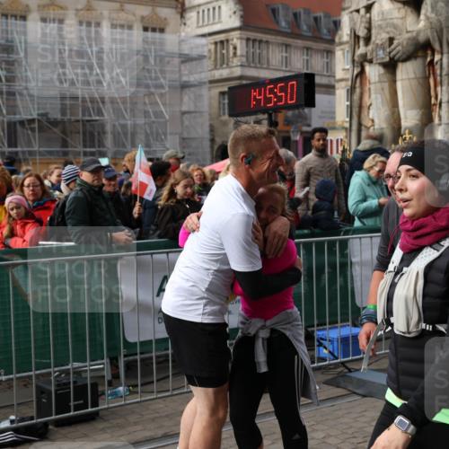 05.10.2025 - 20. swb-Marathon Bremen Yannick Fuchs http://msf.ph/oto/9258362 05.10.2025 11:16:39 Ziel 9563, 11358, 11404 meine-sportfotos.de