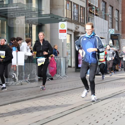 05.10.2025 - 20. swb-Marathon Bremen Strokosch-Dieckow http://msf.ph/oto/9258399 05.10.2025 10:58:57 Ziel 9183, 9219, 9454, 9508, 9635, 9692, 10039, 10143, 10200, 10274, 10353, 10391, 10407, 10594, 11006, 11007, 11207, 11400, 11728, 9183, 9219, 9454, 9508, 9635, 9692, 10039, 10143, 10200, 10274, 10353, 10391, 10407, 10594, 11006, 11007, 11207, 11400, 11728 meine-sportfotos.de