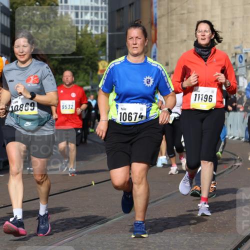 05.10.2025 - 20. swb-Marathon Bremen Strokosch-Dieckow http://msf.ph/oto/9258401 05.10.2025 11:04:34 Ziel 8111, 9394, 9610, 9623, 9750, 9771, 9915, 10278, 10485, 10531, 10532, 10674, 10869, 10956, 11196, 11542, 11704 meine-sportfotos.de