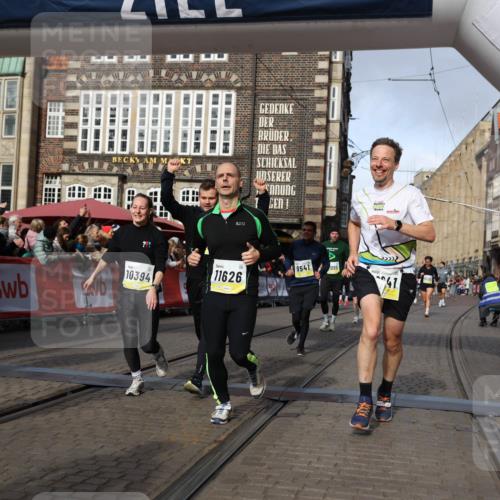 05.10.2025 - 20. swb-Marathon Bremen Yannick Fuchs http://msf.ph/oto/9258411 05.10.2025 10:56:10 Ziel 9541, 9871, 9950, 10015, 10394, 10641, 10664, 10675, 10758, 10921, 10959, 11148, 11626 meine-sportfotos.de