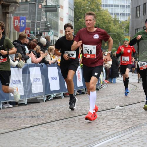 05.10.2025 - 20. swb-Marathon Bremen Strokosch-Dieckow http://msf.ph/oto/9258429 05.10.2025 12:55:42 Ziel 140, 735, 933, 1232, 1567, 1616, 5595 meine-sportfotos.de