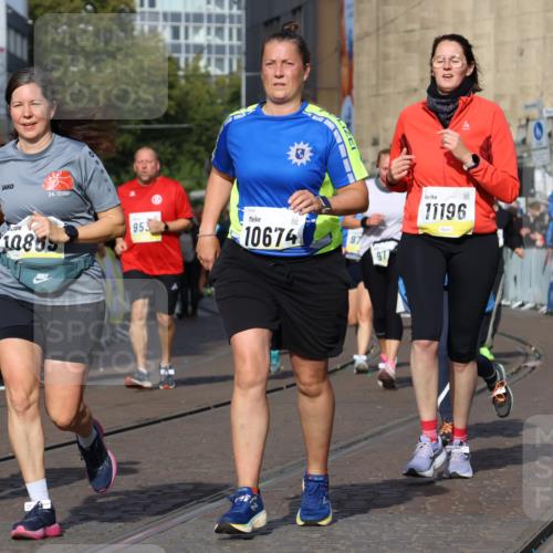 05.10.2025 - 20. swb-Marathon Bremen Strokosch-Dieckow http://msf.ph/oto/9258452 05.10.2025 11:04:35 Ziel 8111, 9394, 9610, 9623, 9750, 9771, 9915, 10278, 10485, 10531, 10532, 10674, 10869, 10956, 11196, 11542, 11704 meine-sportfotos.de