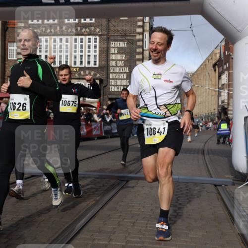 05.10.2025 - 20. swb-Marathon Bremen Yannick Fuchs http://msf.ph/oto/9258457 05.10.2025 10:56:11 Ziel 9541, 9950, 10006, 10015, 10394, 10641, 10664, 10675, 10758, 10921, 10959, 11095, 11148, 11626 meine-sportfotos.de