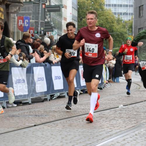 05.10.2025 - 20. swb-Marathon Bremen Strokosch-Dieckow http://msf.ph/oto/9258460 05.10.2025 12:55:42 Ziel 140, 735, 933, 1232, 1567, 1616, 5595 meine-sportfotos.de