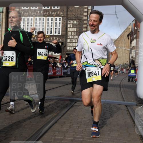 05.10.2025 - 20. swb-Marathon Bremen Yannick Fuchs http://msf.ph/oto/9258471 05.10.2025 10:56:11 Ziel 9541, 9950, 10006, 10015, 10394, 10641, 10664, 10675, 10758, 10921, 10959, 11095, 11148, 11626 meine-sportfotos.de