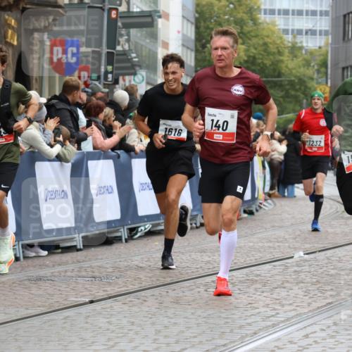 05.10.2025 - 20. swb-Marathon Bremen Strokosch-Dieckow http://msf.ph/oto/9258486 05.10.2025 12:55:42 Ziel 140, 735, 933, 1232, 1567, 1616, 5595 meine-sportfotos.de