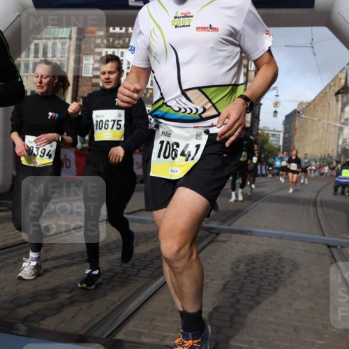 05.10.2025 - 20. swb-Marathon Bremen Yannick Fuchs http://msf.ph/oto/9258503 05.10.2025 10:56:12 Ziel 9541, 9811, 9950, 10006, 10015, 10394, 10641, 10664, 10675, 10758, 10959, 11095, 11148, 11620, 11626 meine-sportfotos.de