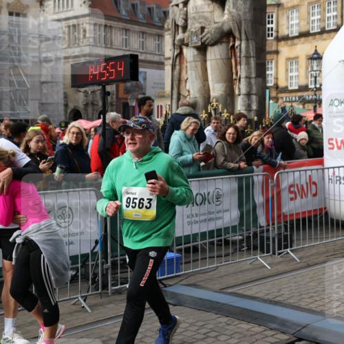 05.10.2025 - 20. swb-Marathon Bremen Yannick Fuchs http://msf.ph/oto/9258505 05.10.2025 11:16:43 Ziel 9301, 9563, 9753, 11020, 11182, 11438 meine-sportfotos.de